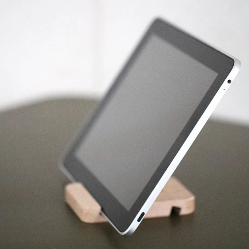 Le support de téléphone et tablette en bois de hêtre massif PAïSAN