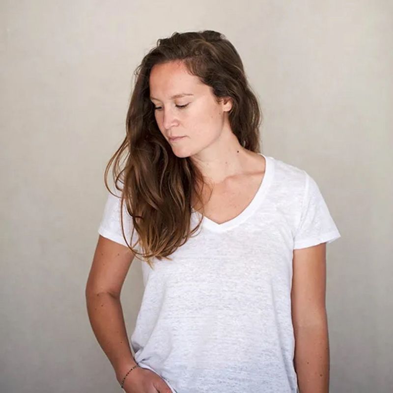 Le tee-shirt en lin blanc français col V PAïSAN