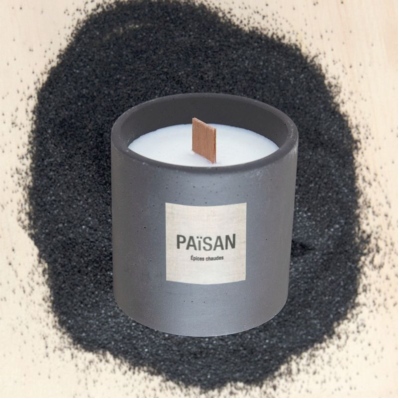 La bougie parfumée dans son pot en matières recyclées PAïSAN
