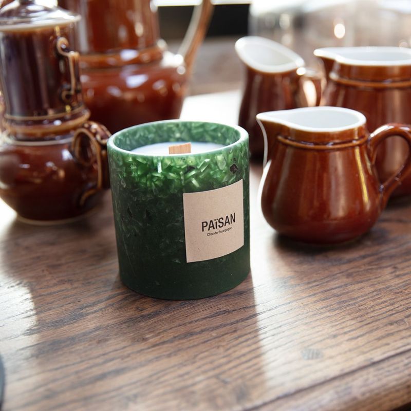 La bougie parfumée dans son pot en matières recyclées PAïSAN