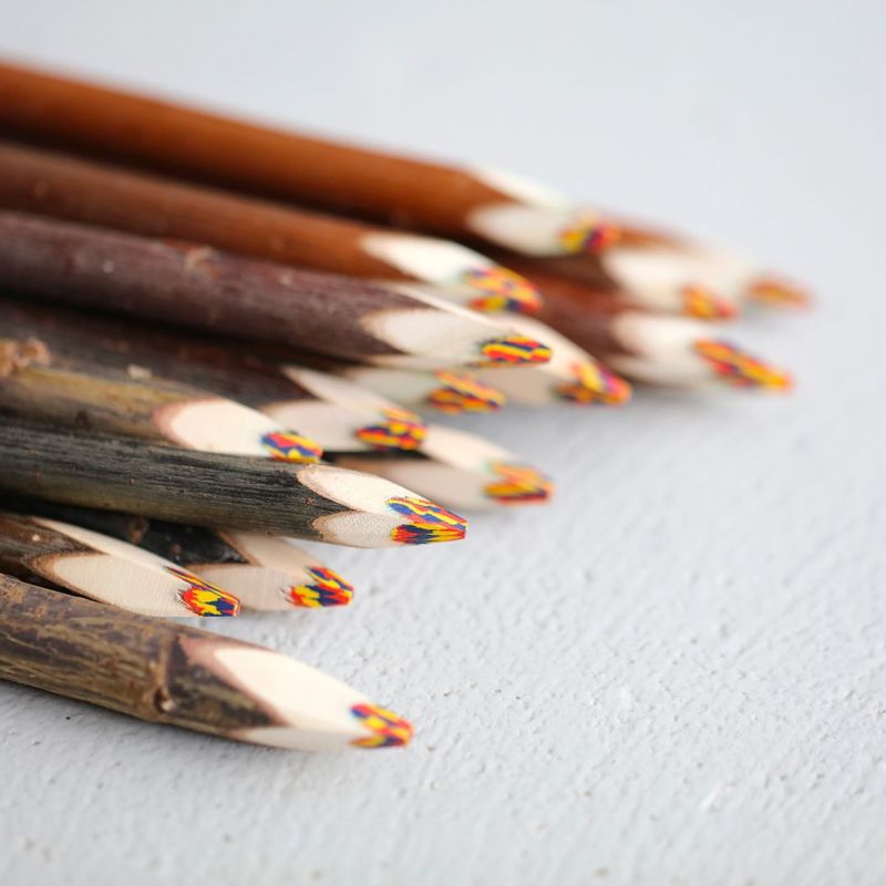 Le crayon multi-couleurs en bois d'osier 20 cm PAïSAN