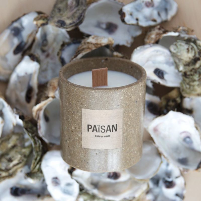 La bougie parfumée dans son pot en matières recyclées PAïSAN