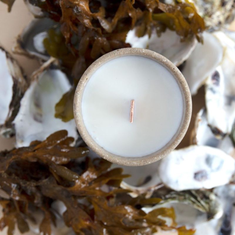La bougie parfumée dans son pot en matières recyclées PAïSAN