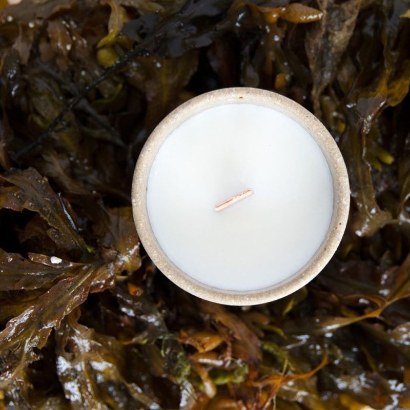 La bougie parfumée dans son pot en matières recyclées PAïSAN